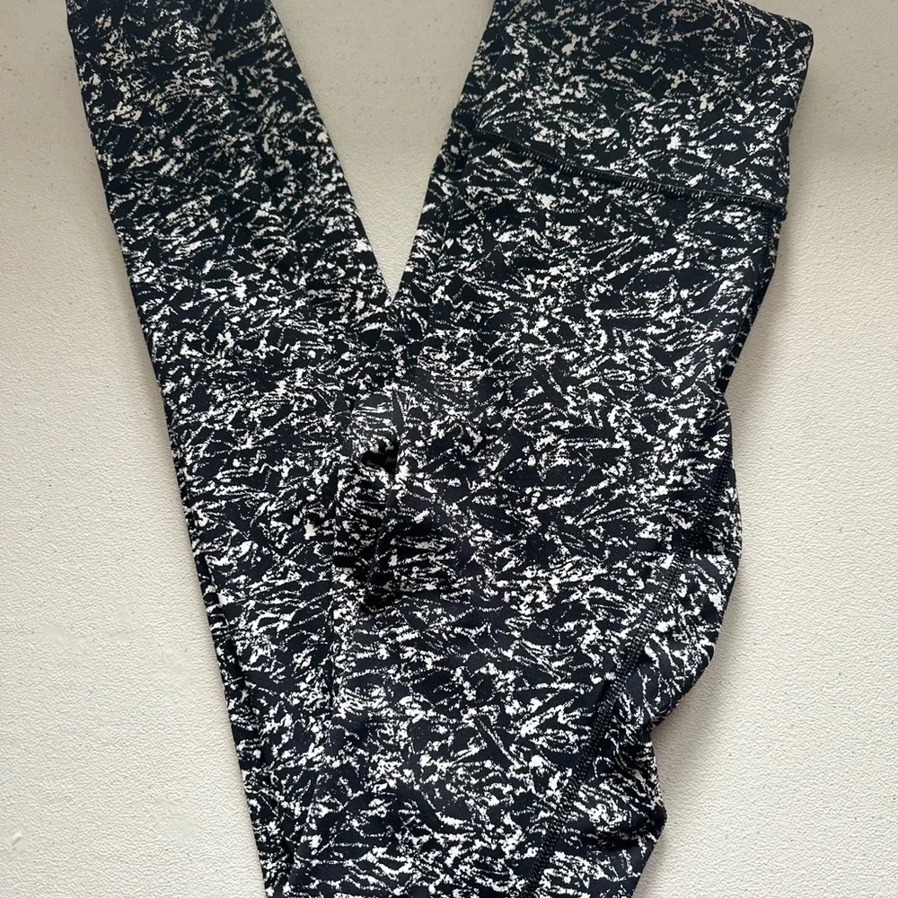 Lululemon Women's Black and White leggings - Picture 3 of 7